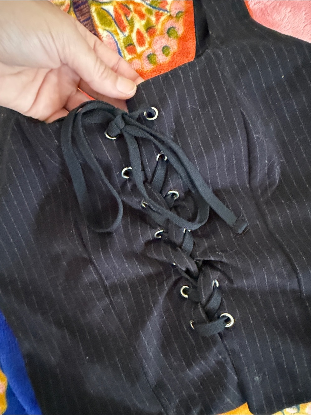 ✨ Black Pinstripe Tie-Front Crop Top ✨ - Picture 3 of 4